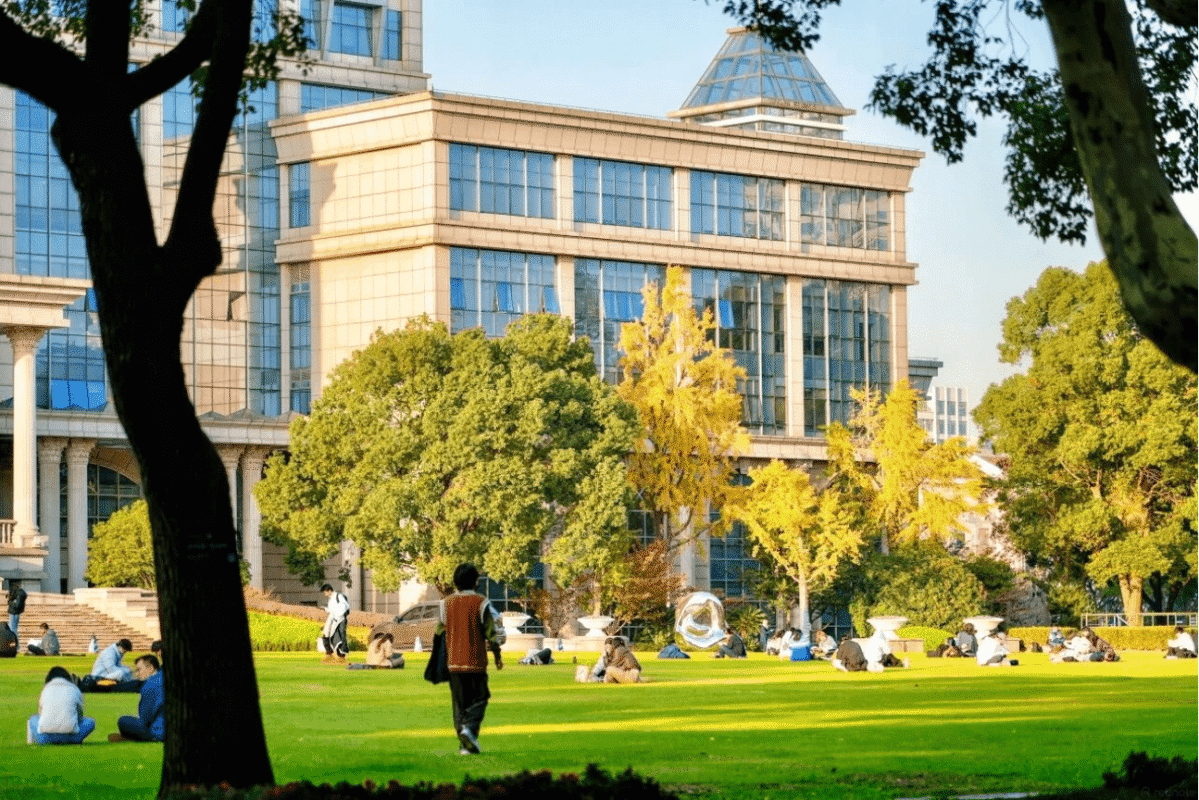 Khuôn viên và cảnh quan Đại học Phúc Đán vào mùa thu